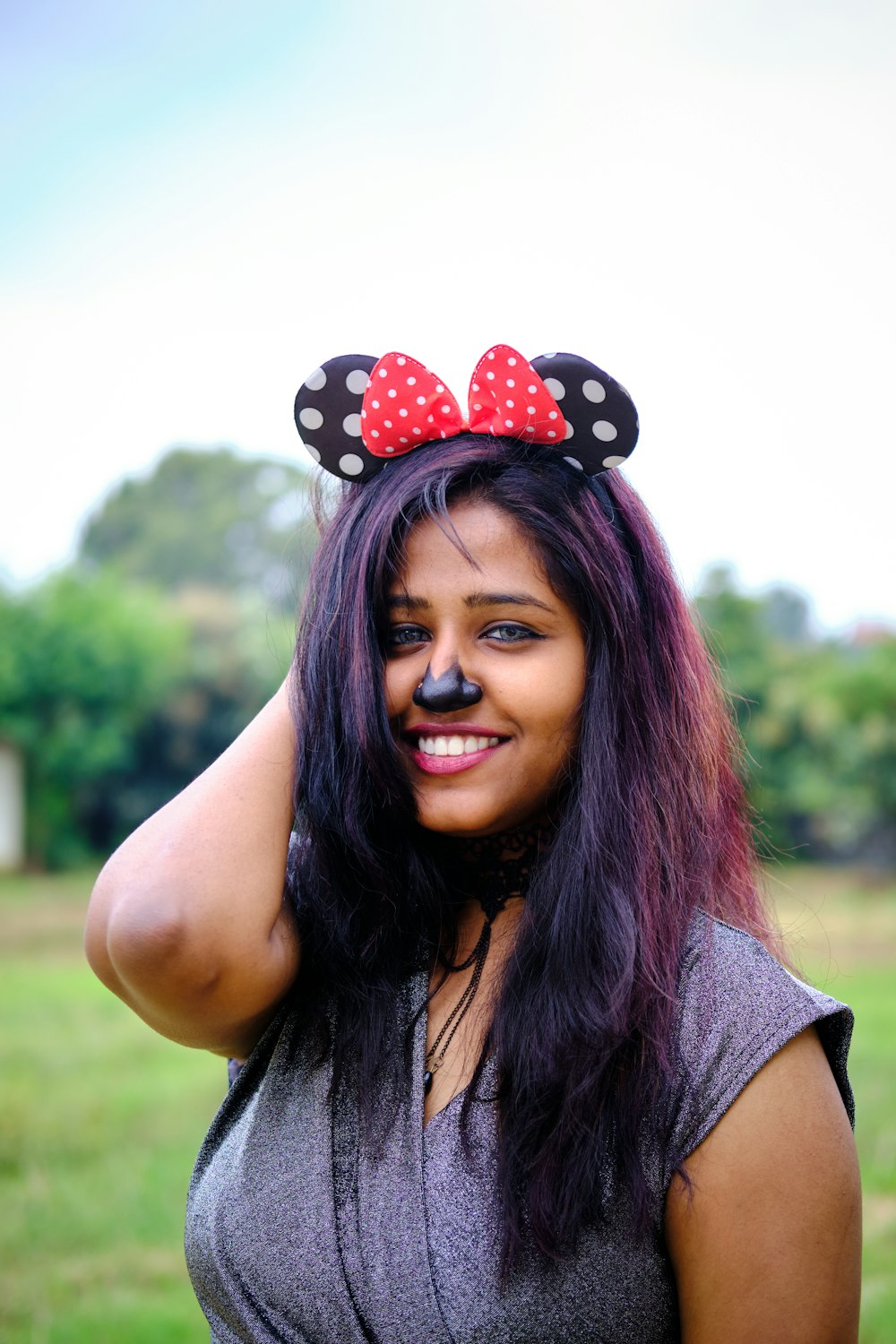 Une femme avec une oreille de Minnie Mouse sur la tête