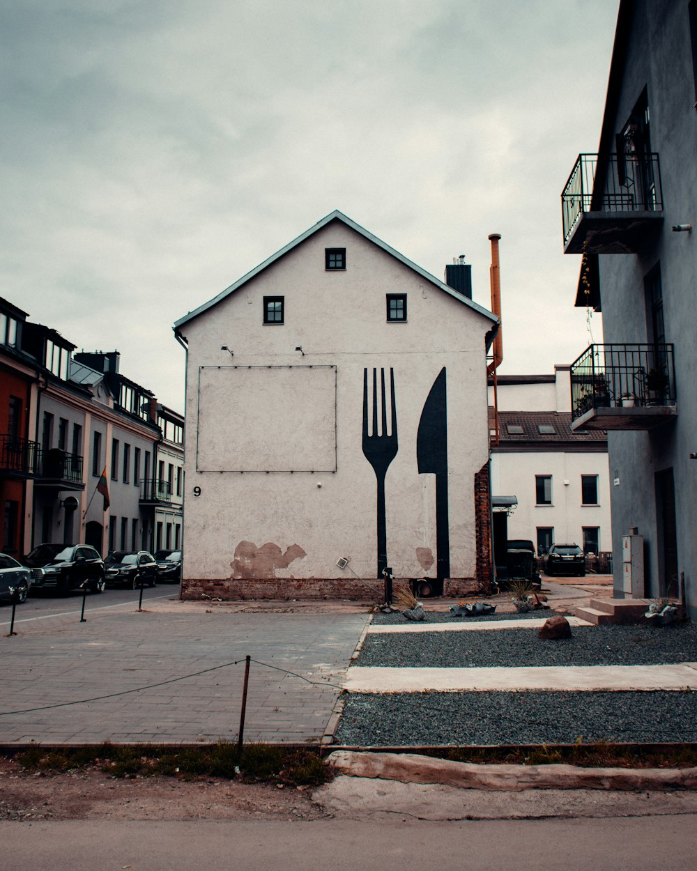 un edificio bianco con una forchetta e un coltello dipinti su di esso
