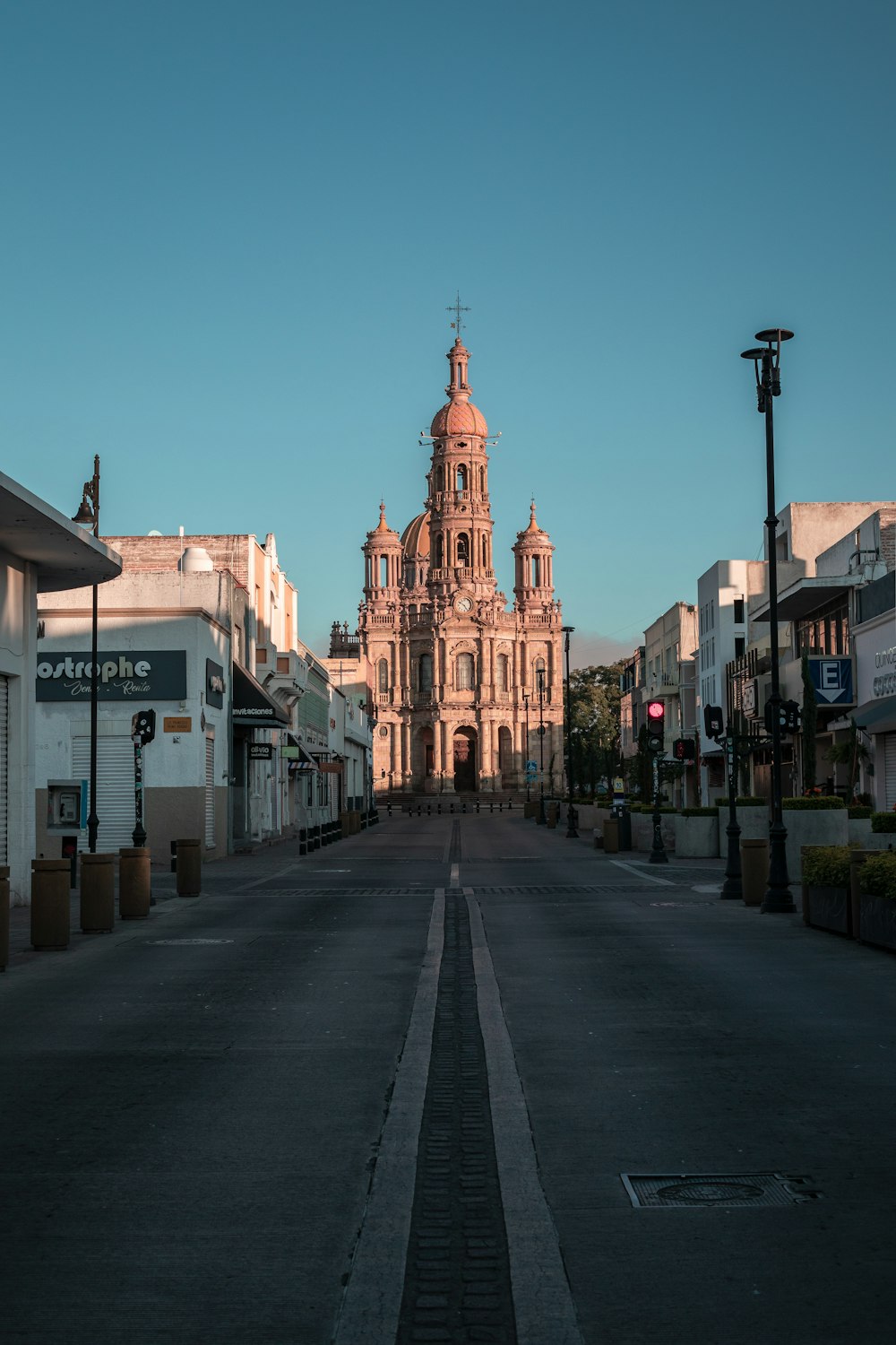 Una calle de la ciudad con un gran edificio al fondo