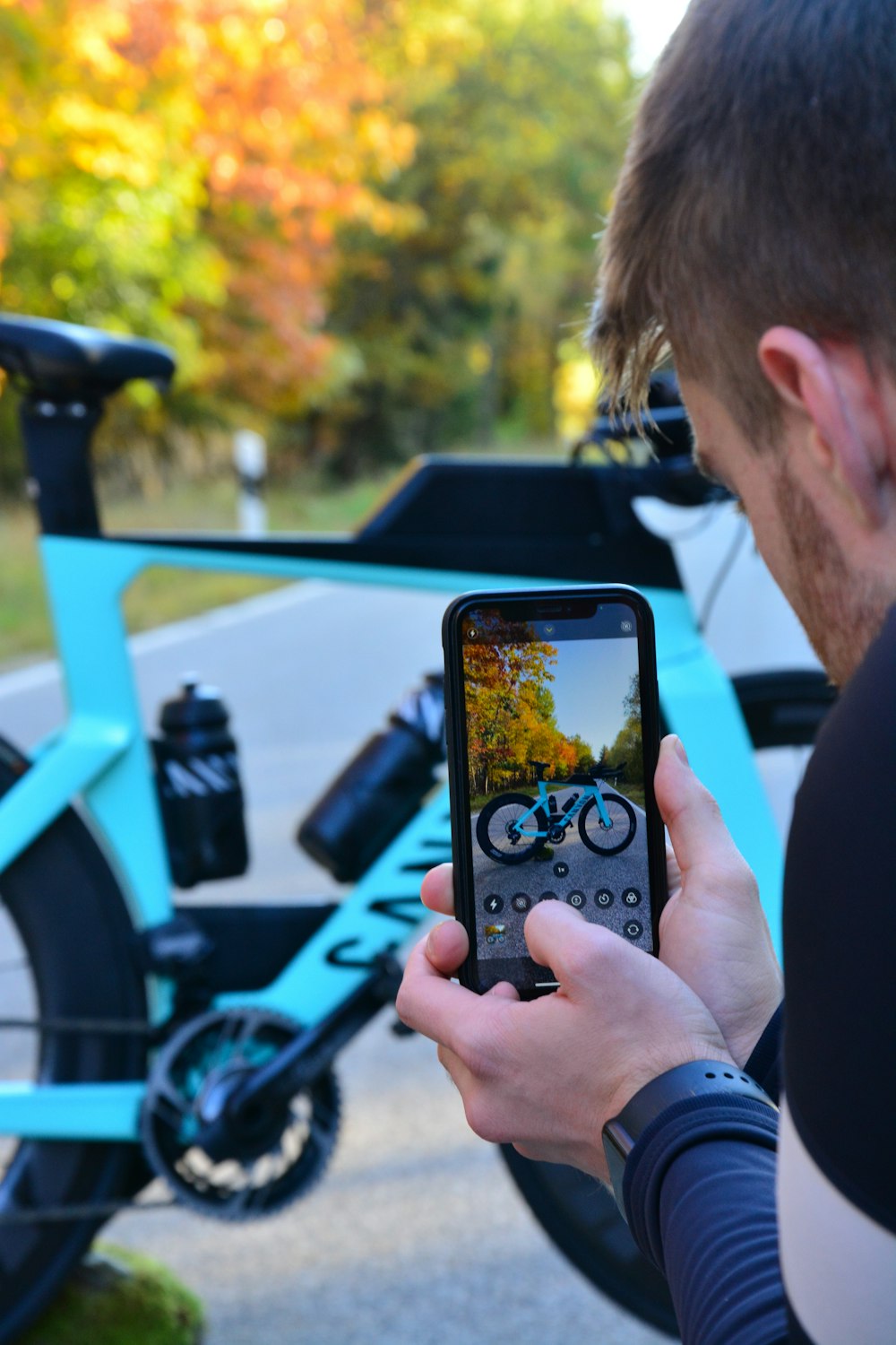 Un homme prenant une photo d’un vélo avec son téléphone