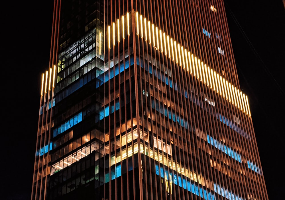 Un edificio muy alto iluminado por la noche