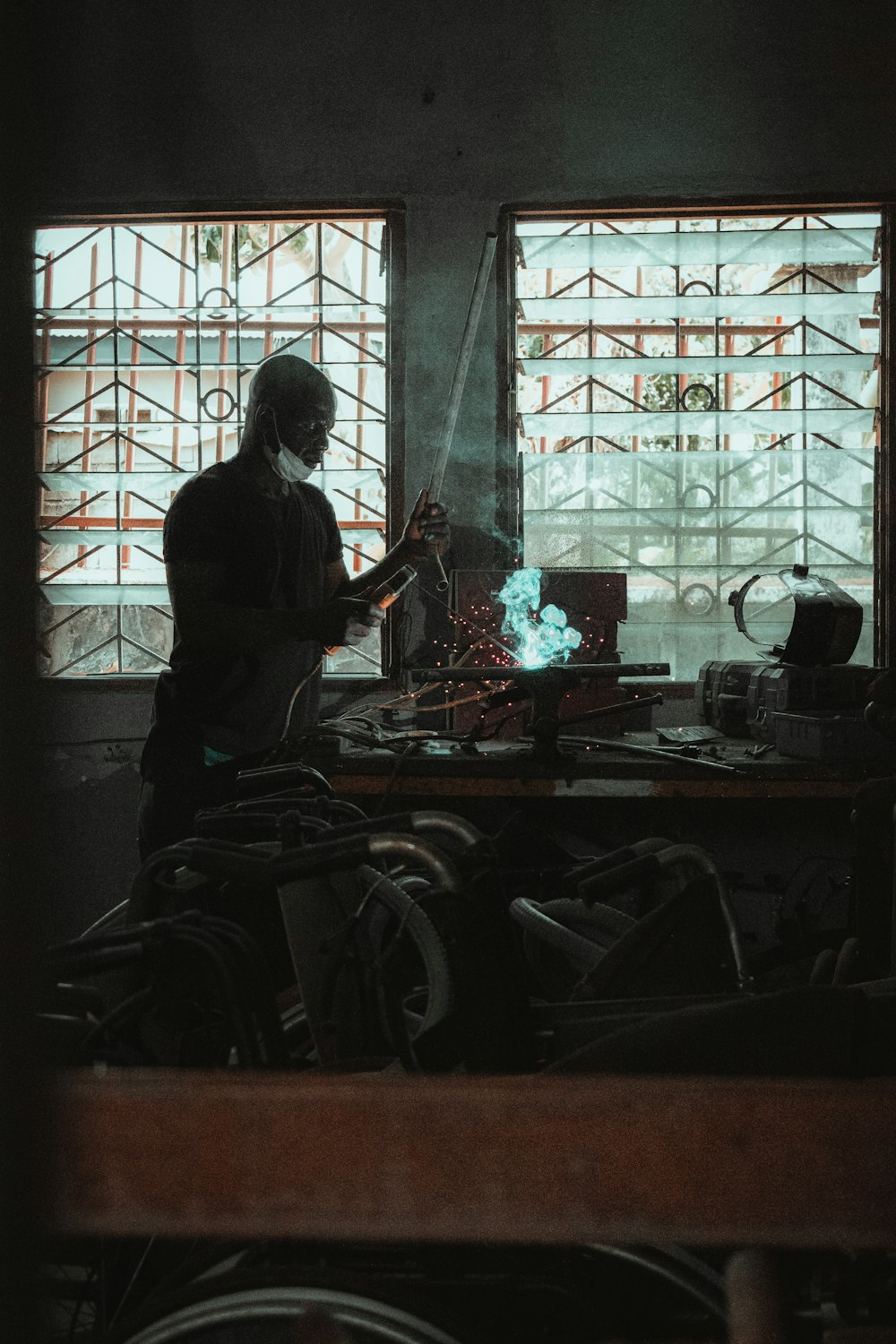 um homem em pé na frente de uma mesa cheia de bicicletas