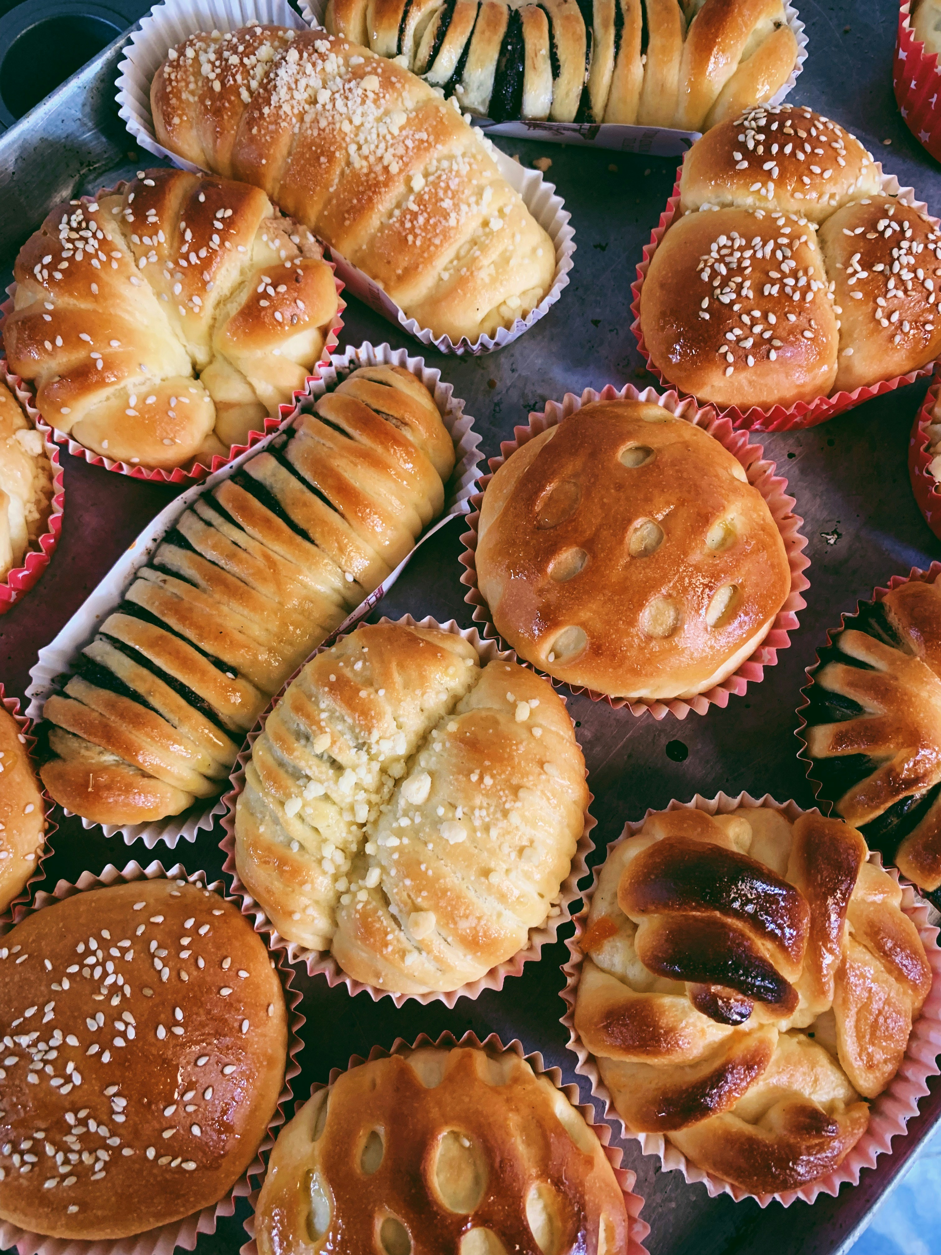 Frische Brötchen und Kleingebäck, goldbraun gebacken auf einem Tablett