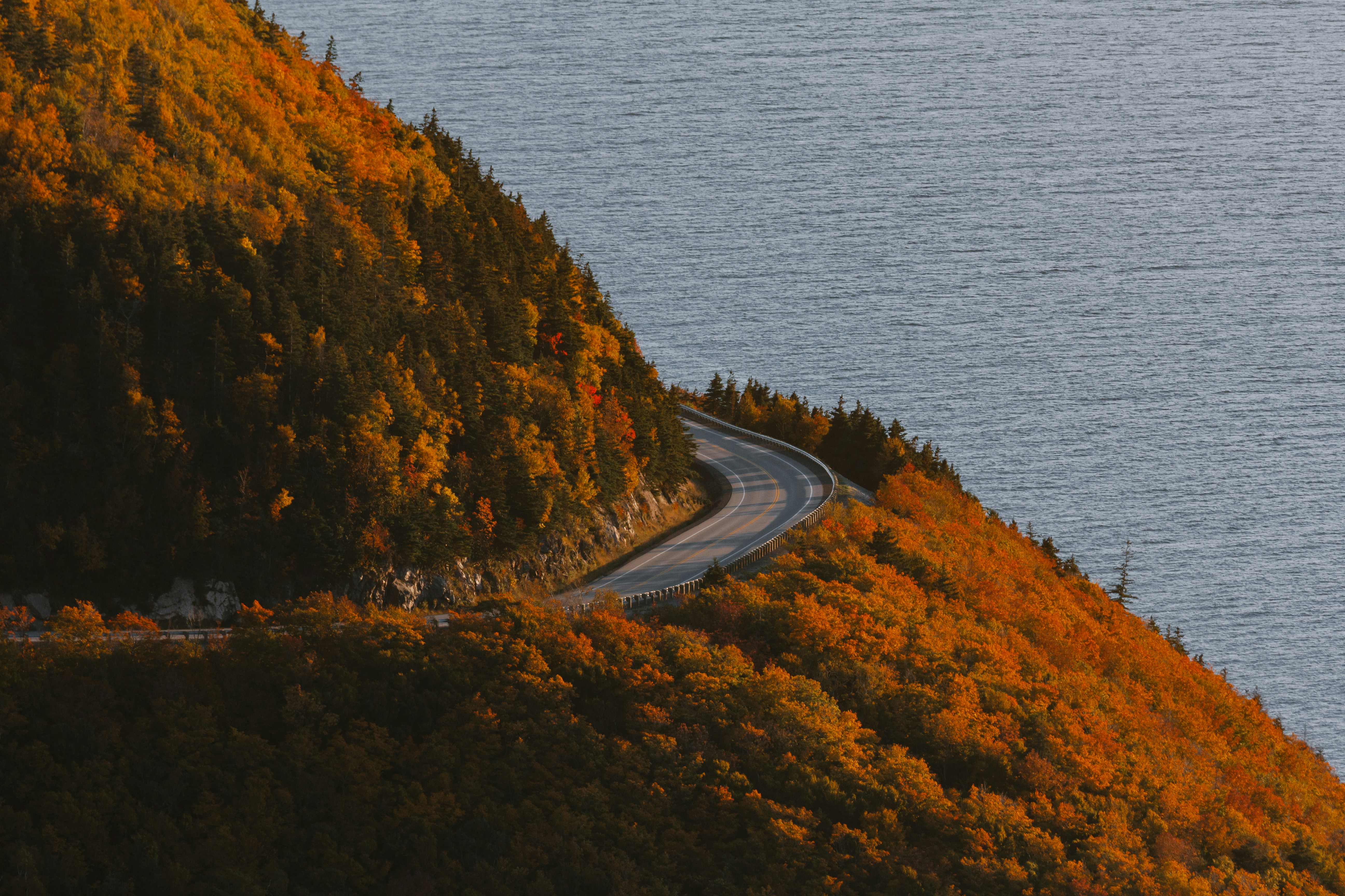 uma estrada sinuosa ao lado de uma montanha