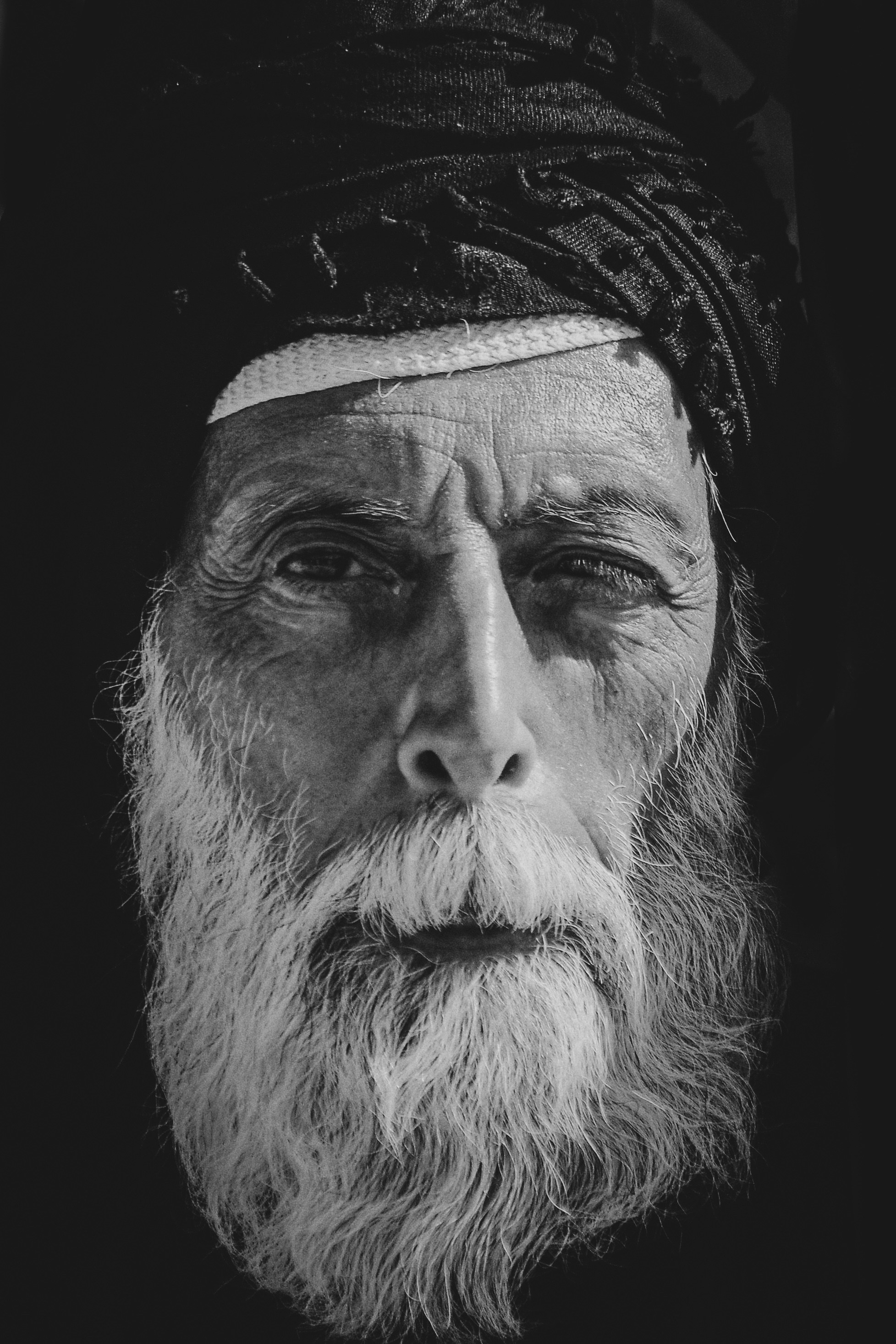 Retrato en primer plano en blanco y negro de un anciano.