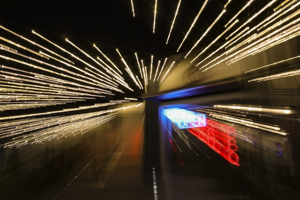 Una foto sfocata di luci in un tunnel