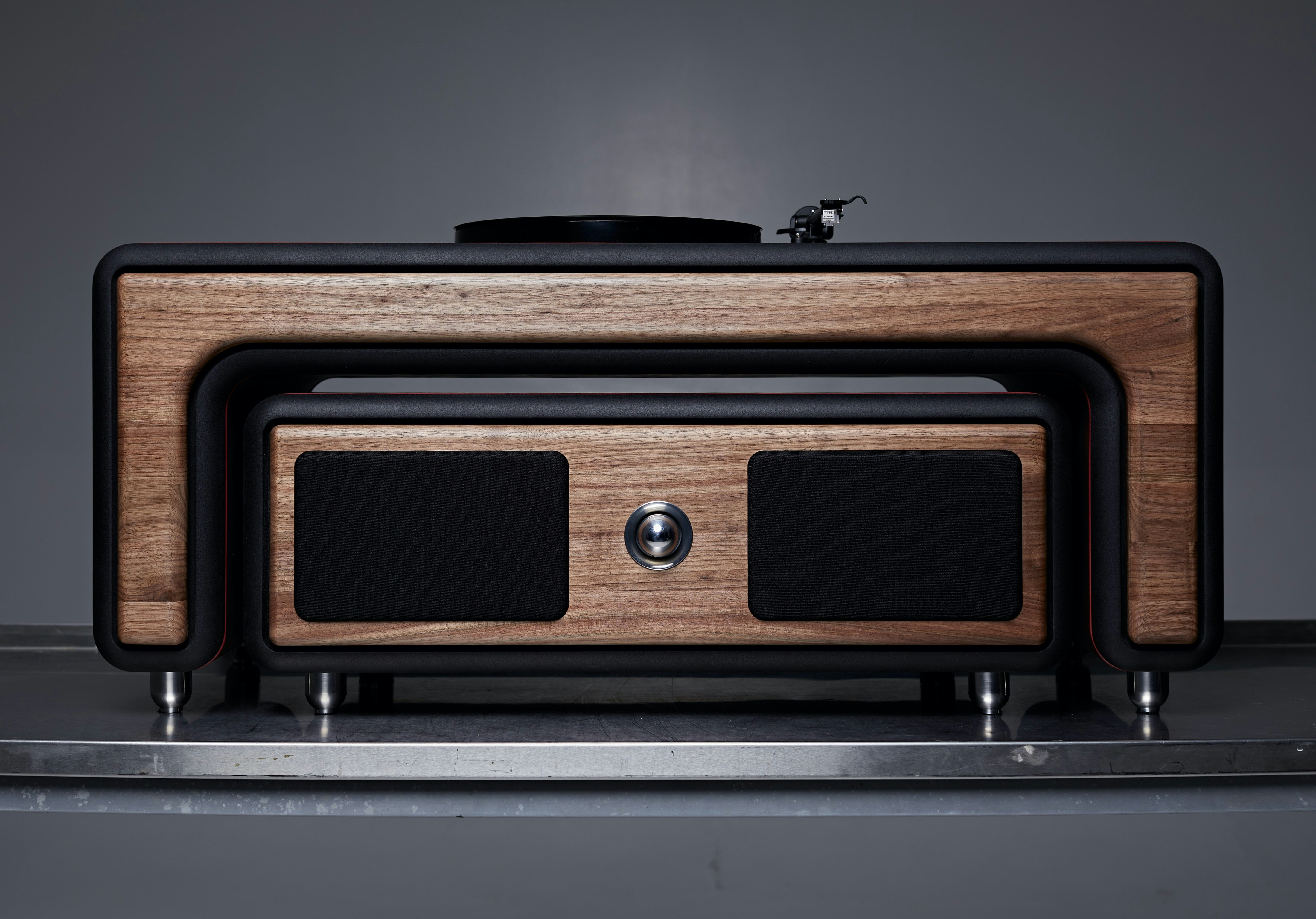 Un tocadiscos sentado encima de una mesa