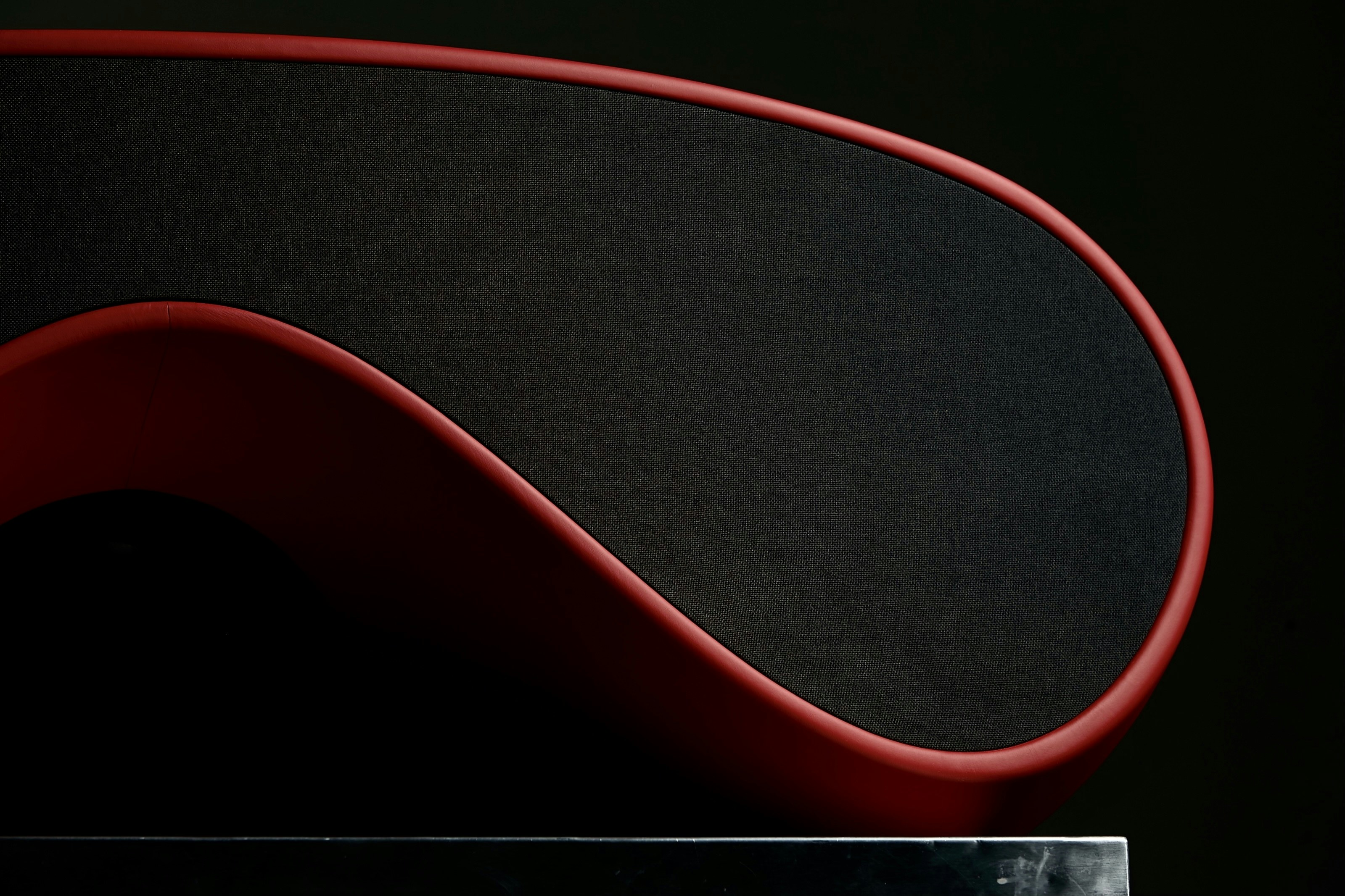 Gros plan d’une chaise noire et rouge