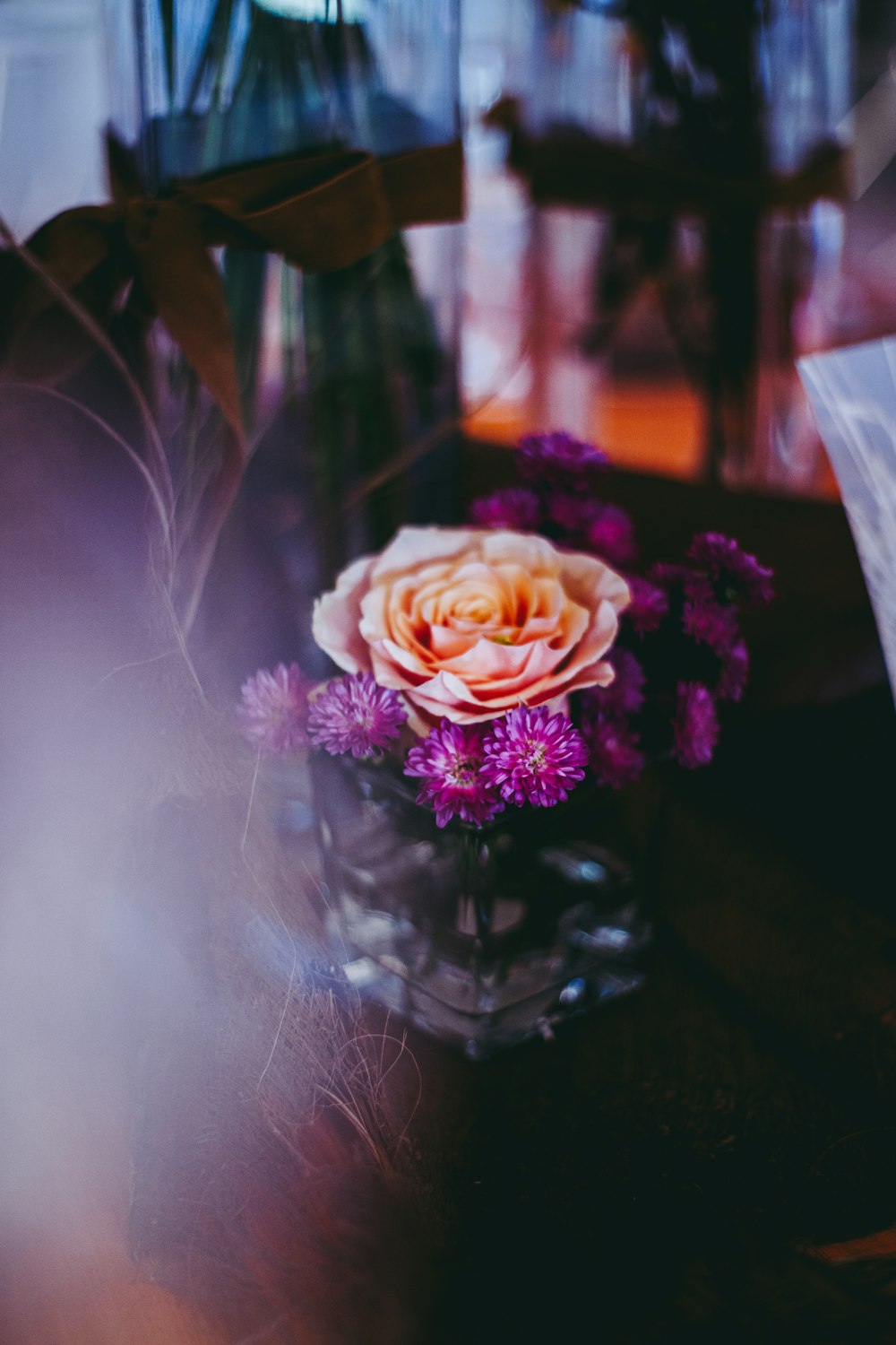 um vaso cheio de flores roxas em cima de uma mesa