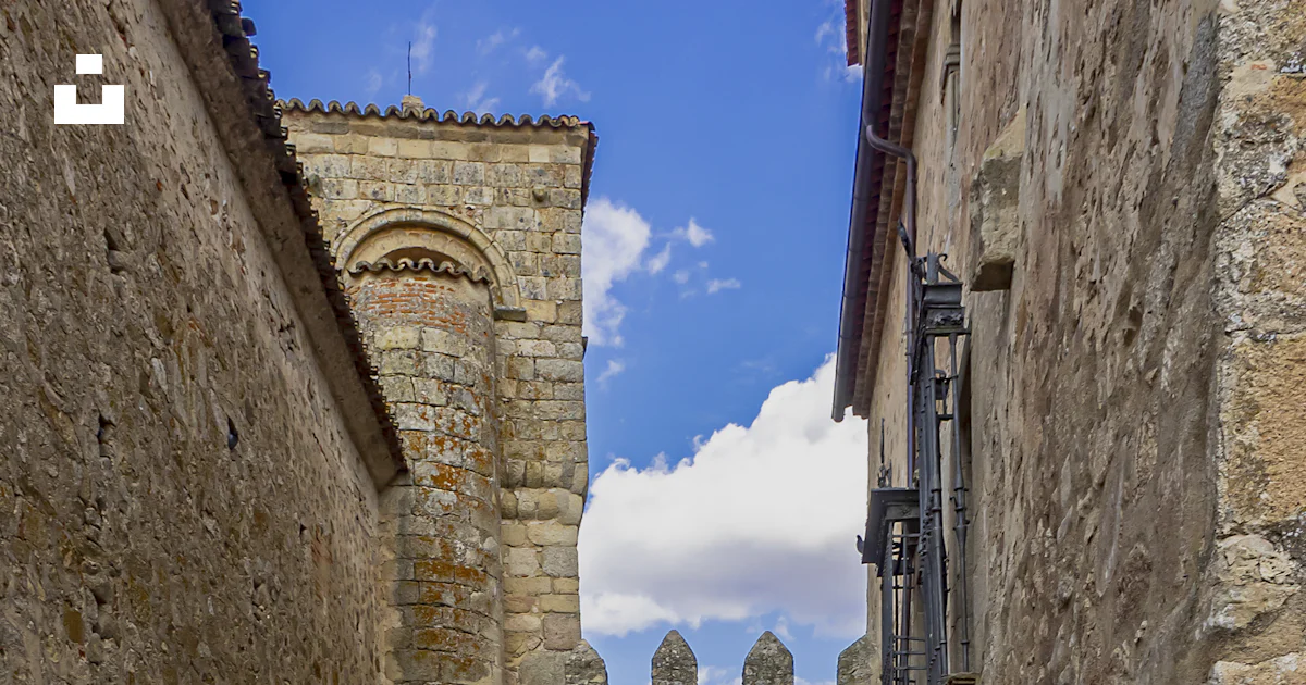 Foto Una Calle Estrecha Con Un Arco De Piedra Entre Dos Edificios Foto Una Calle Estrecha Con Un Arco De Piedra Entre Dos Edificios