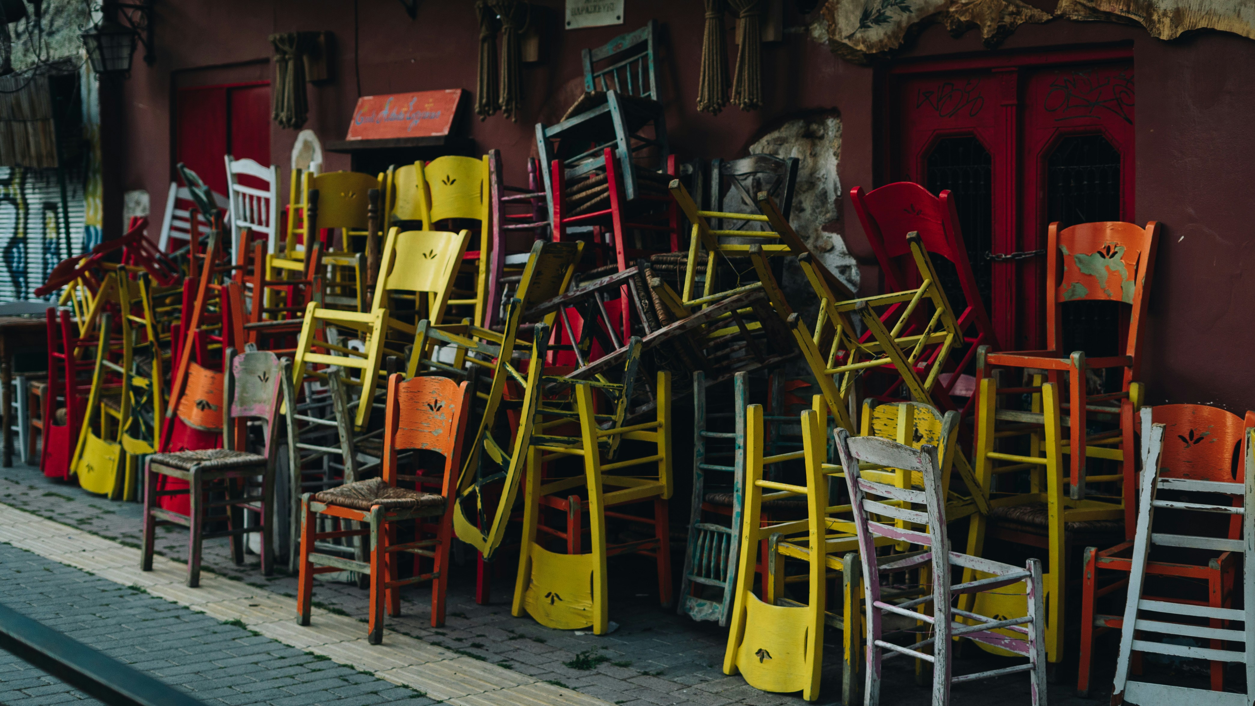 a bunch of chairs that are outside of a building