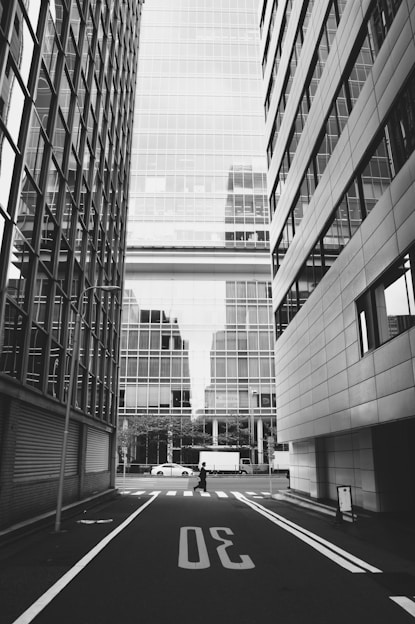 a black and white photo of a city street