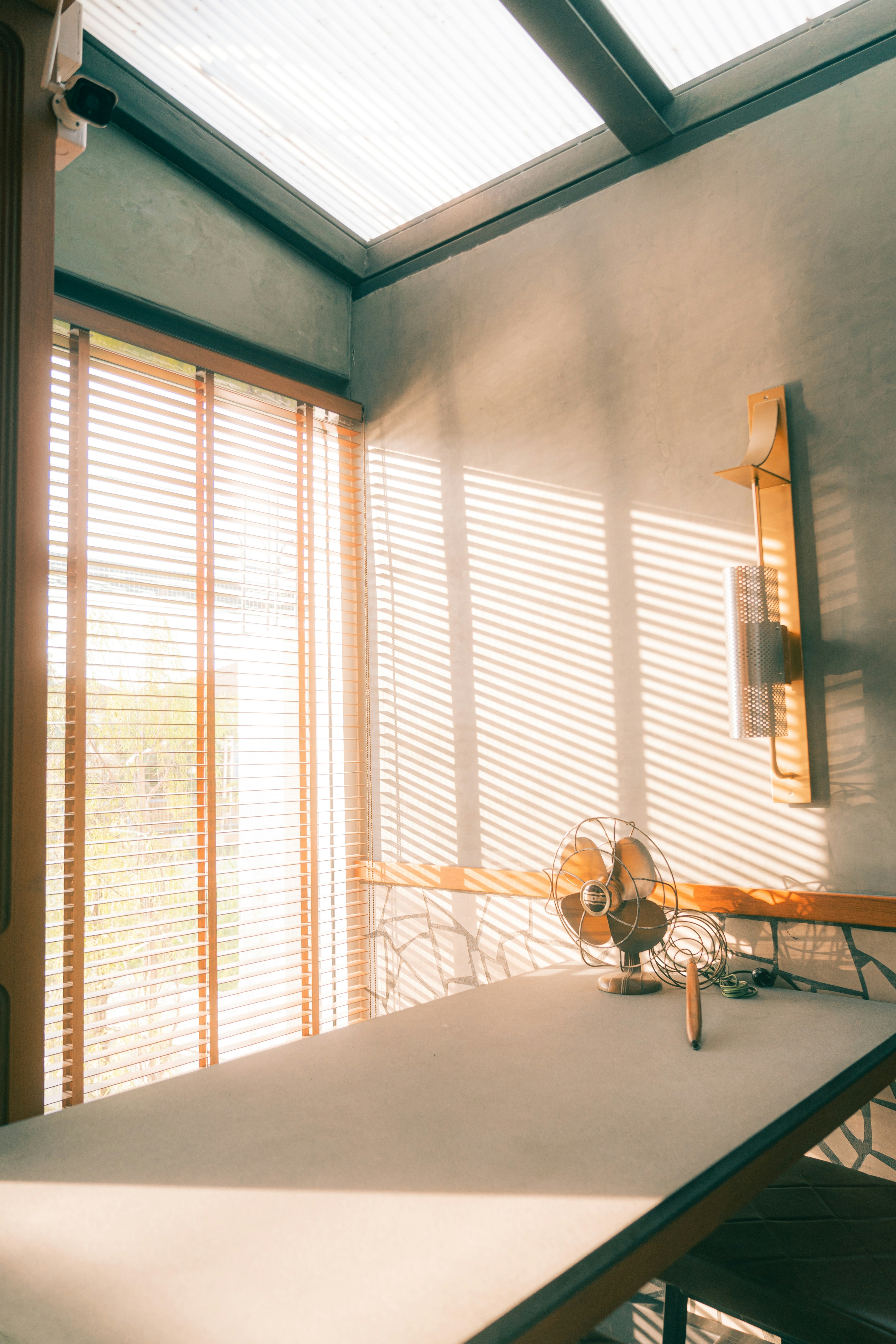 una stanza con un tavolo e un ventilatore in esso