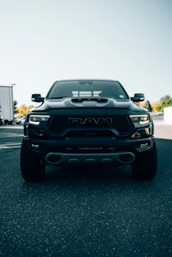 Close-up of a high-end used truck parked with Brasília's skyline in the background.
