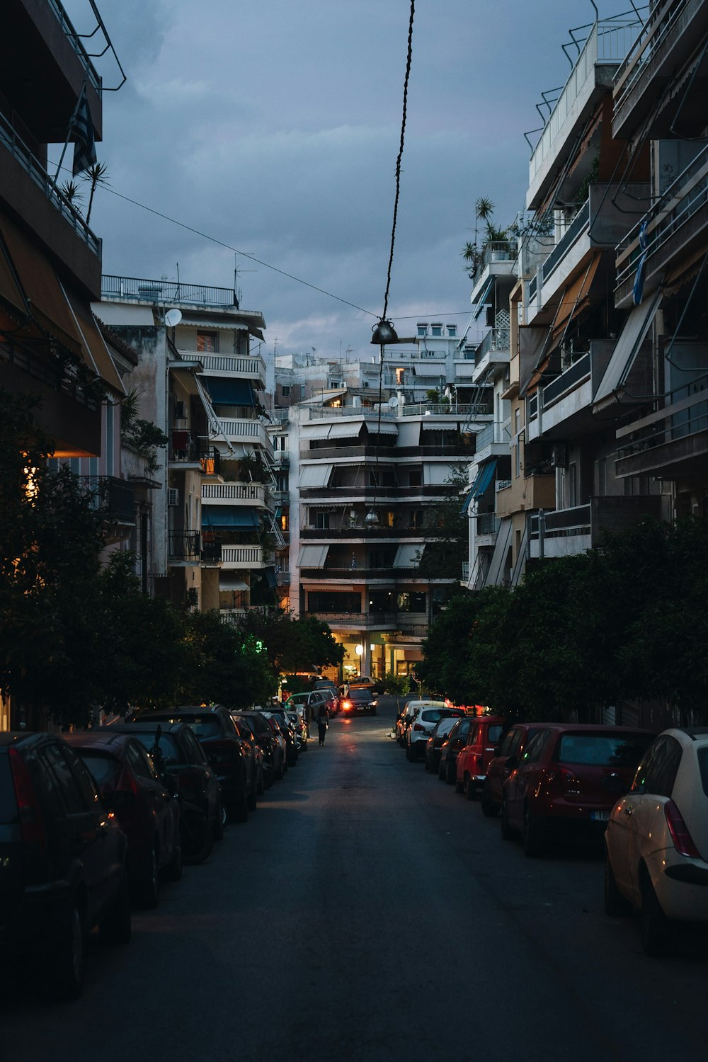 a city street filled with lots of parked cars