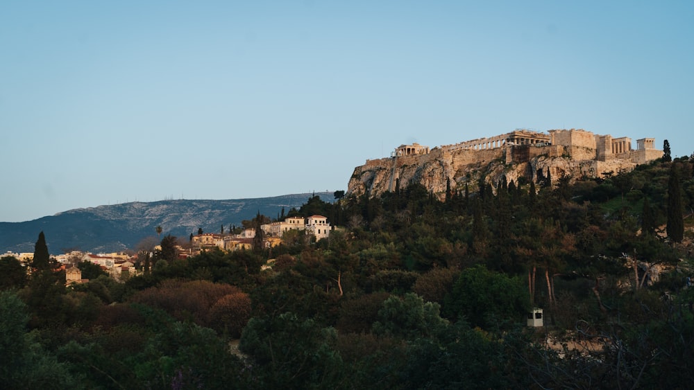 una vista di una grande roccia