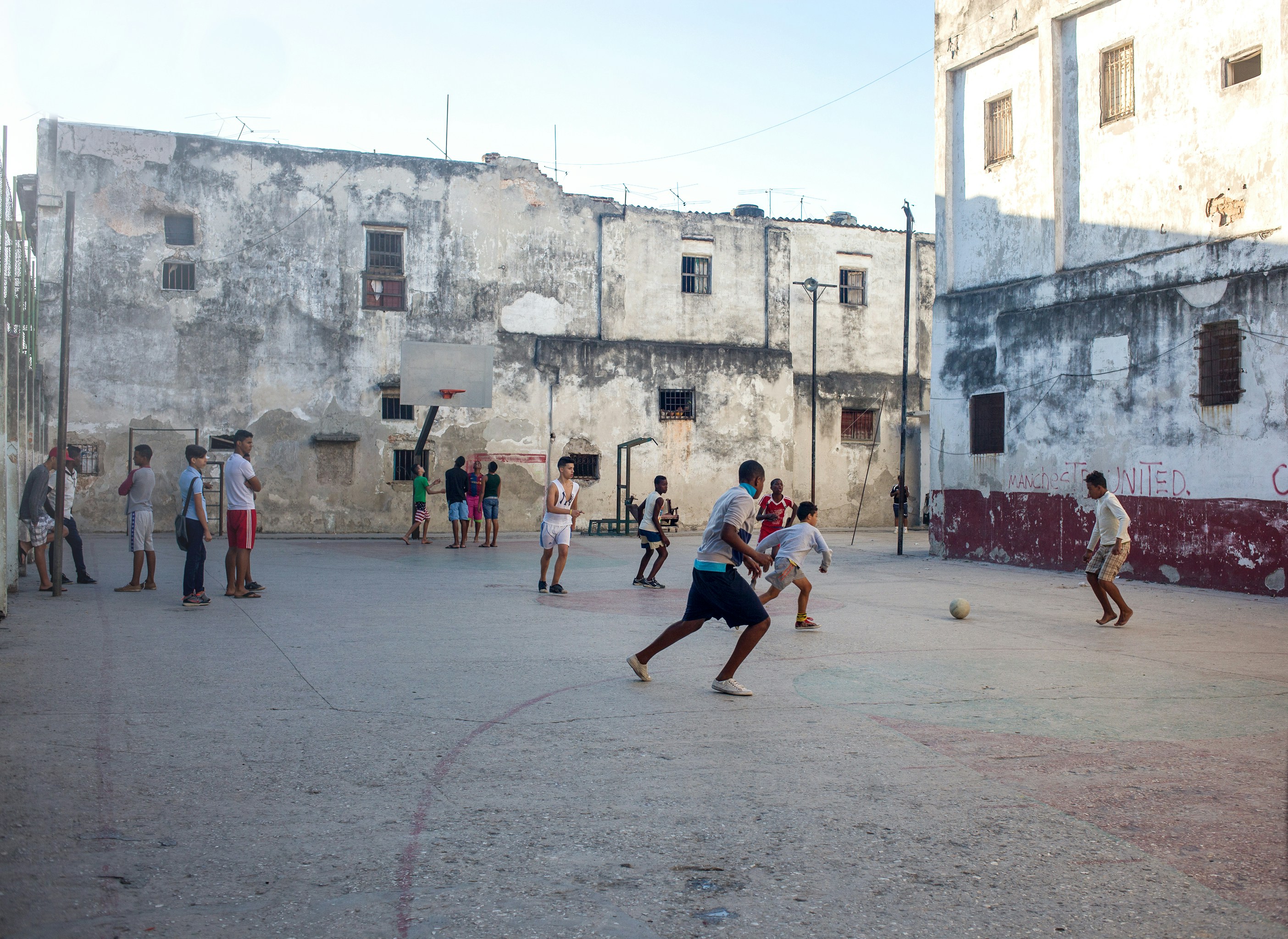 Niños jugando al fútbol en la calle 