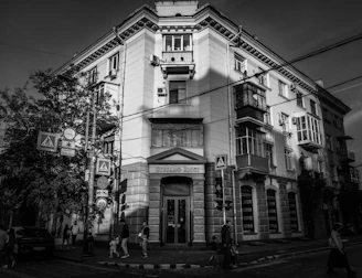 a black and white photo of a building