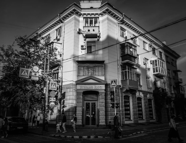 a black and white photo of a building
