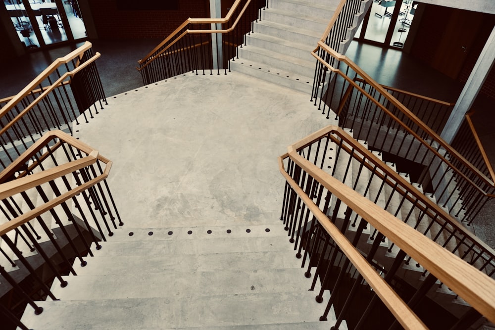 un conjunto de escaleras con pasamanos de madera en un edificio