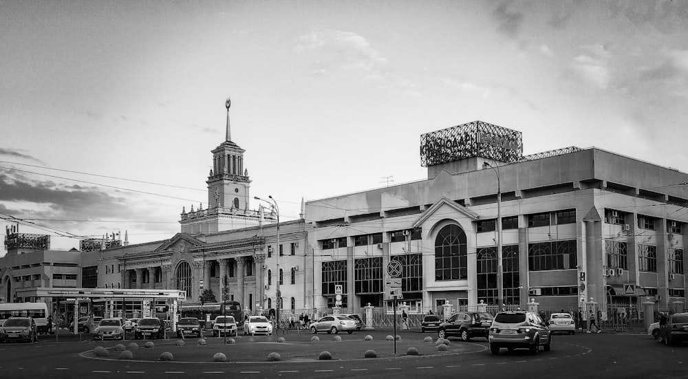 ein Schwarz-Weiß-Foto eines großen Gebäudes
