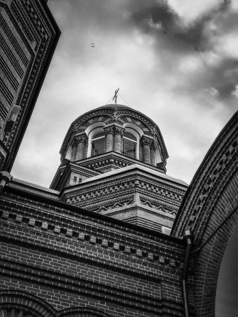 a black and white photo of a building