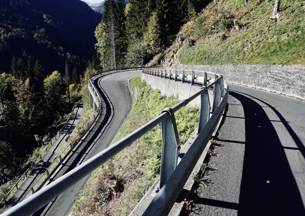 uma estrada curva no meio de uma montanha