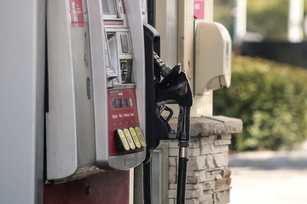 una pompa di benzina accanto a un muro di mattoni