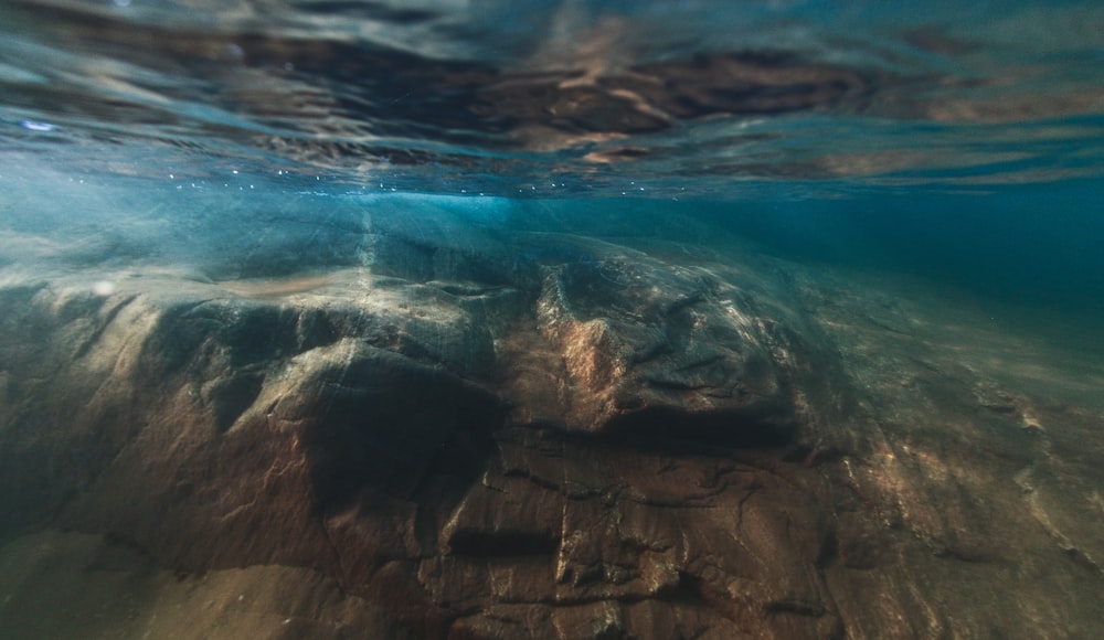 Die Unterwasseransicht einer Felsformation im Ozean
