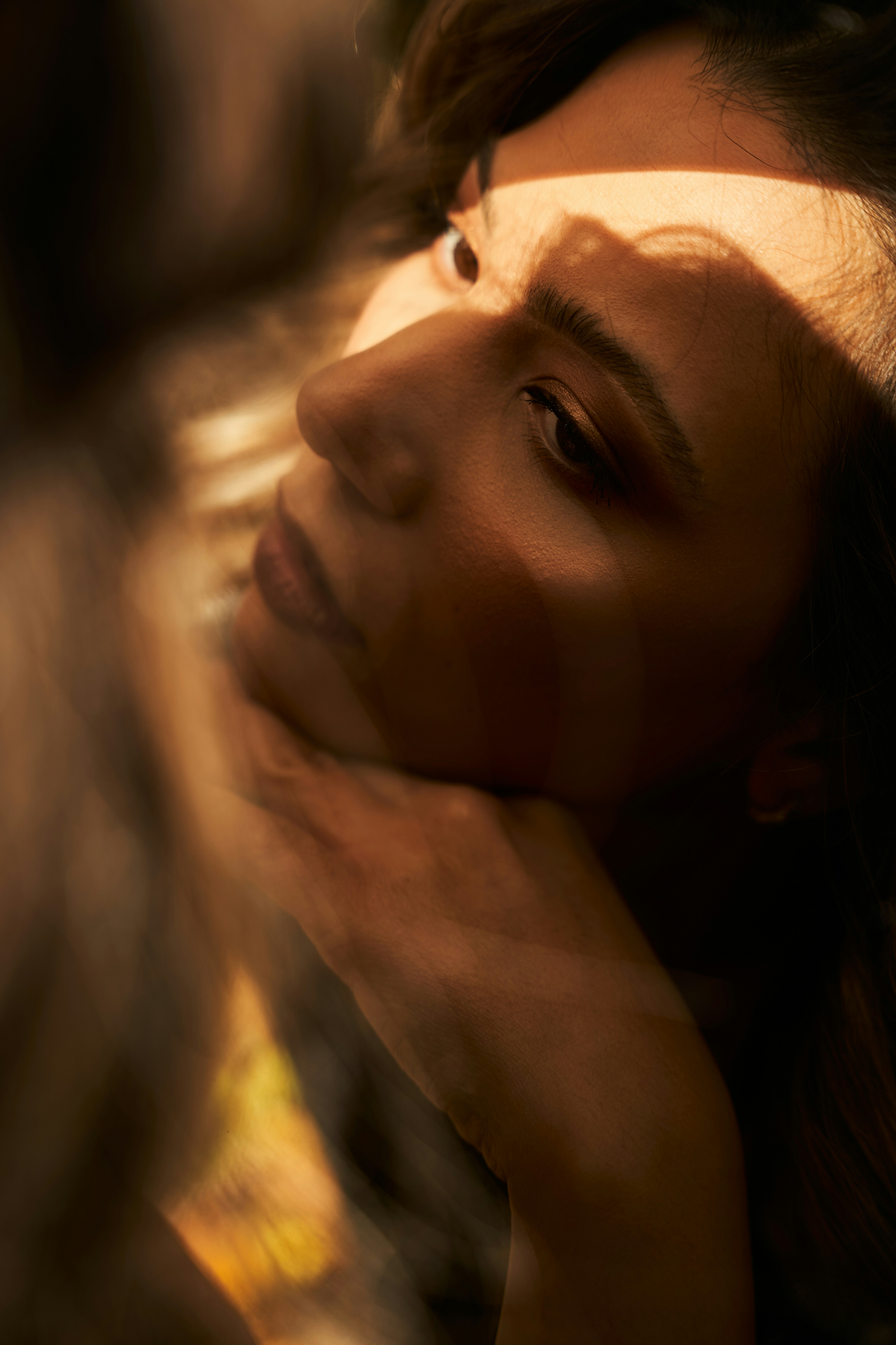 Una mujer con la mano en la cara