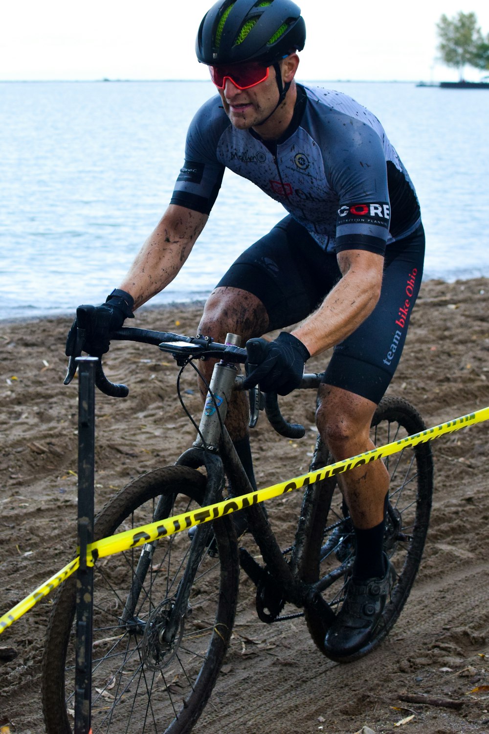 Ein Mann fährt Fahrrad auf einem Sandstrand
