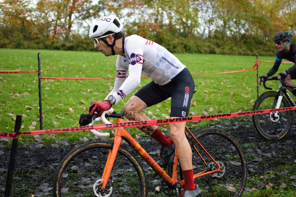 Un homme à vélo à travers un champ verdoyant