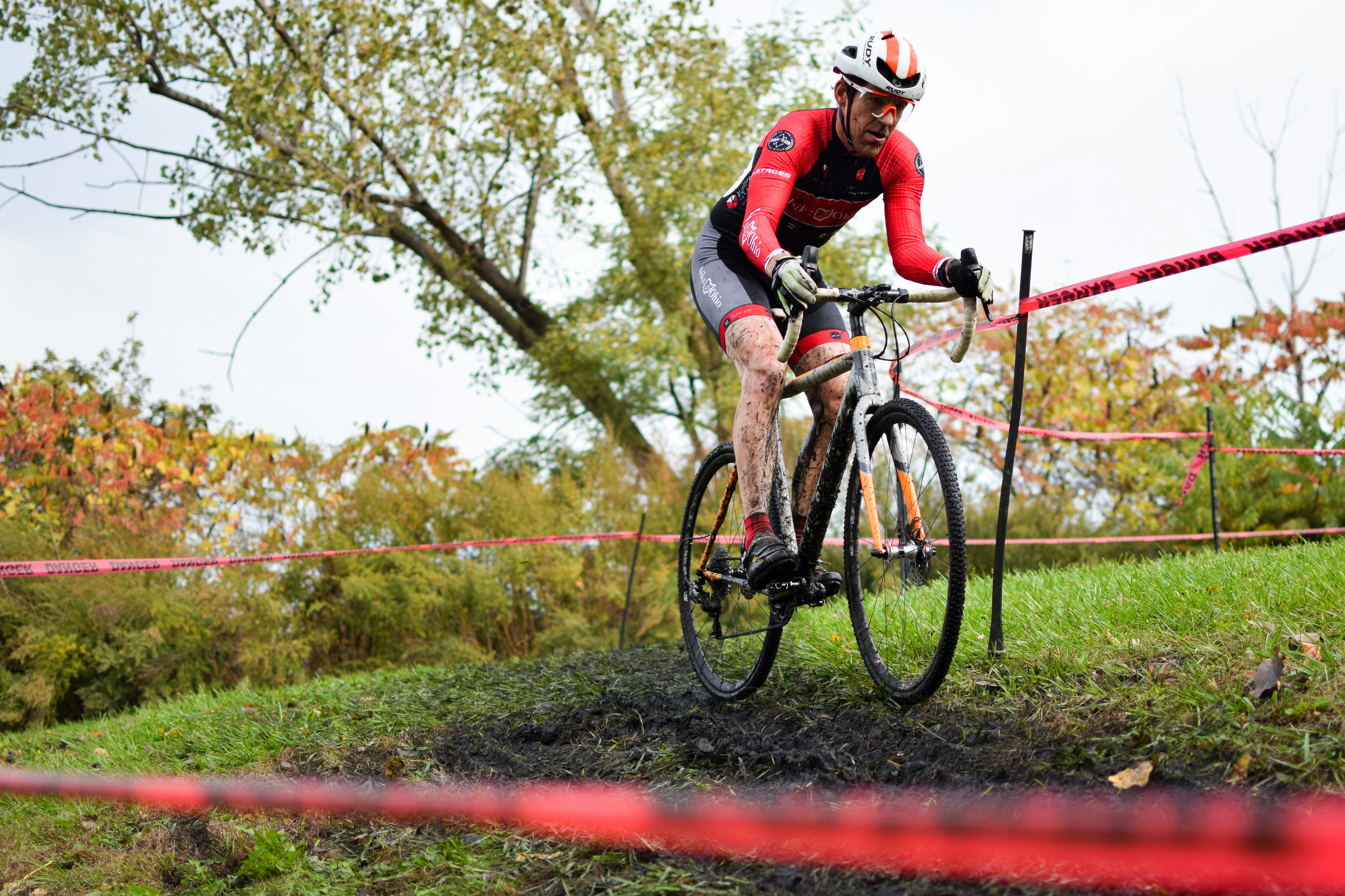 Un hombre montado en la parte trasera de una bicicleta