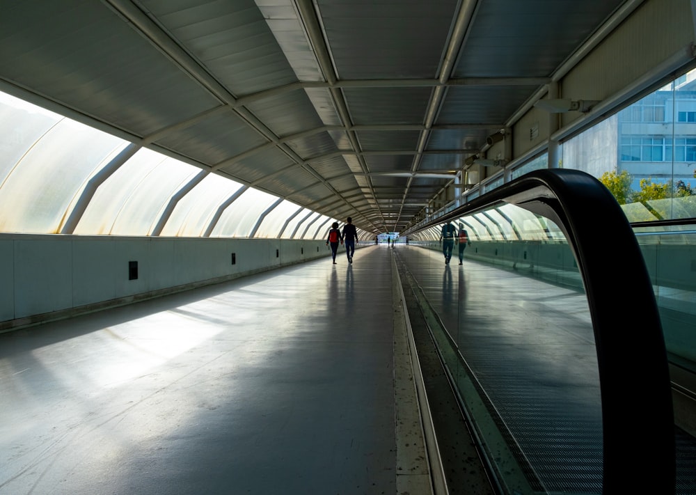 une longue passerelle avec des gens qui marchent dessus