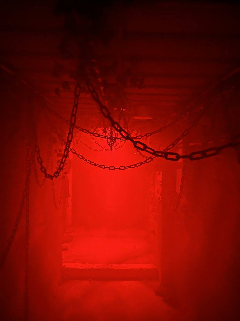 Una luz roja brilla en una habitación oscura