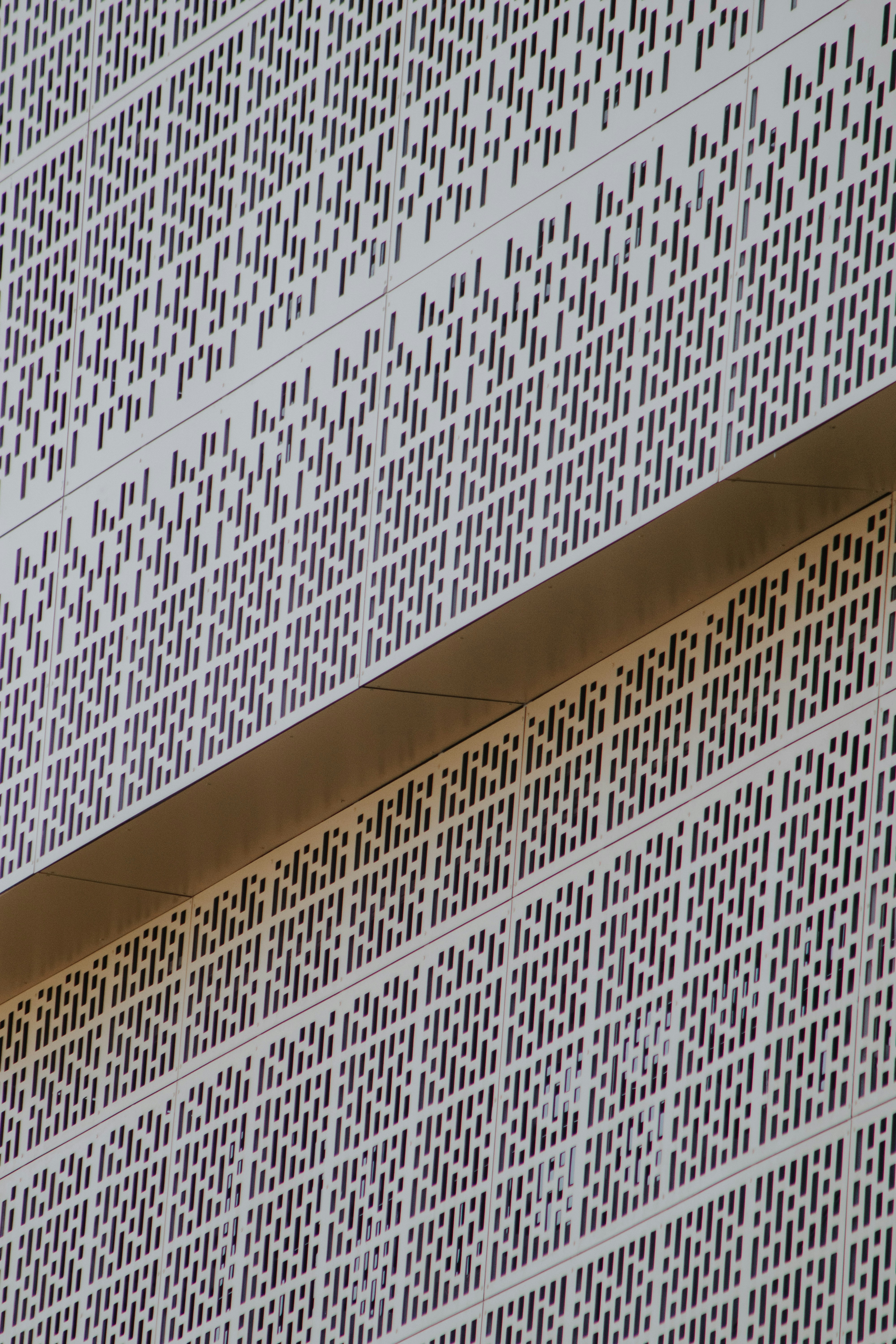 une horloge sur le côté d’un bâtiment