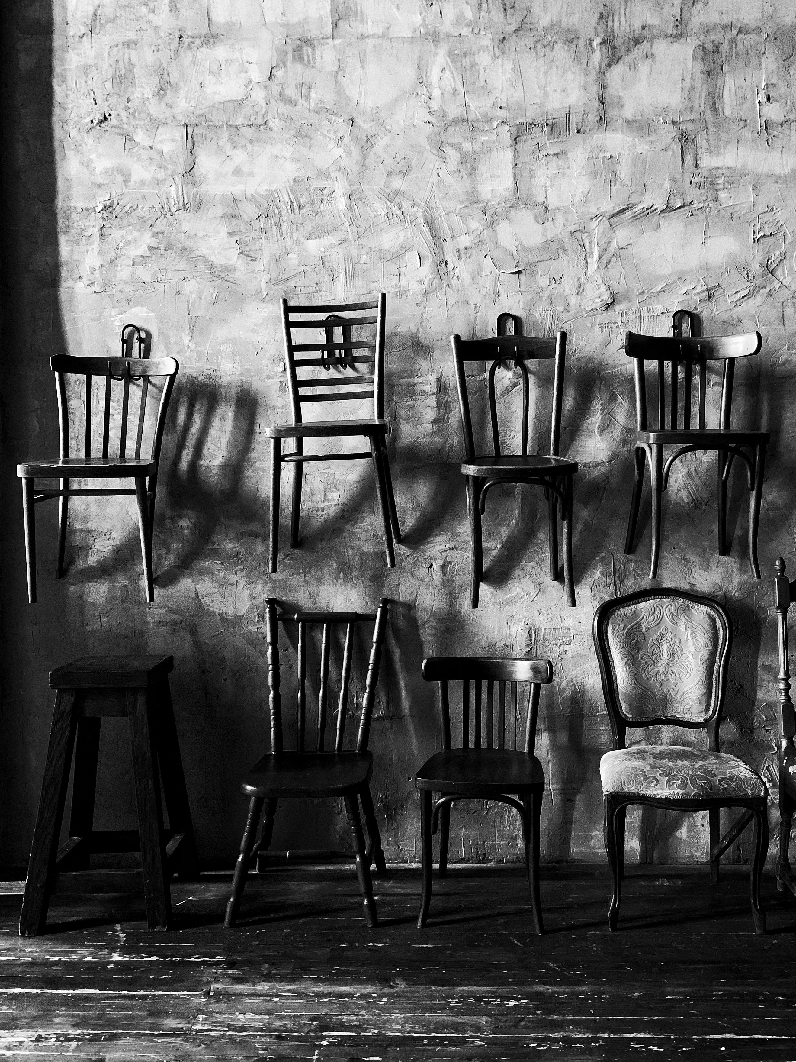a bunch of chairs are lined up against a wall