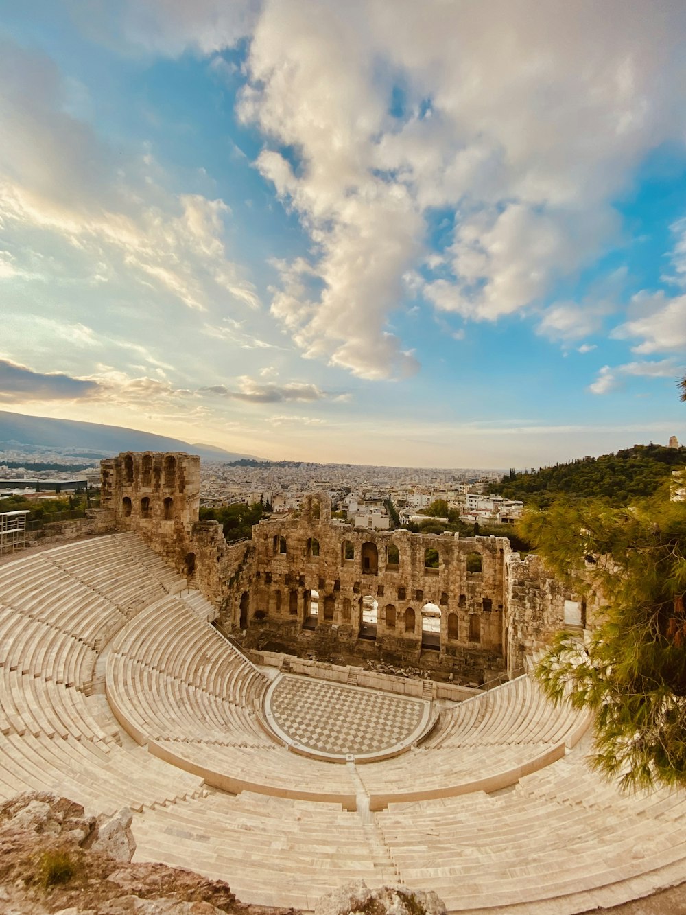 Blick auf die Ruinen eines römischen Theaters