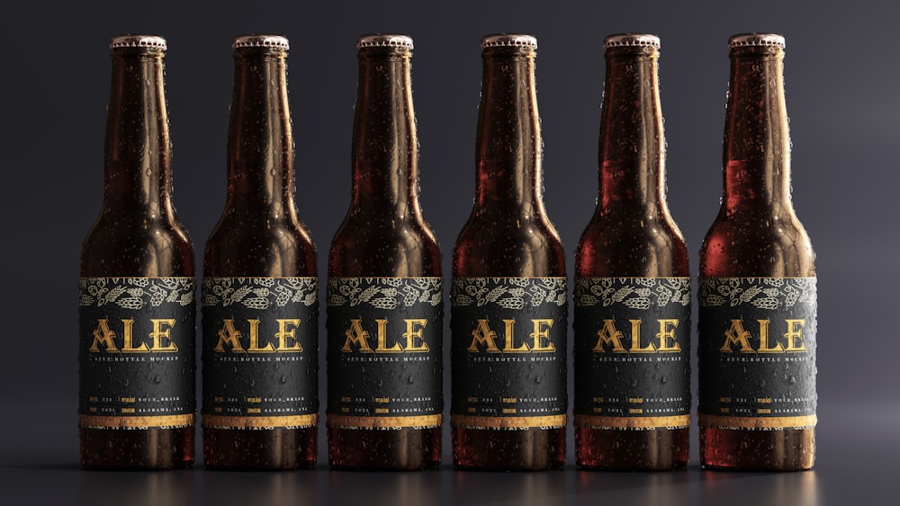 Seis botellas de cerveza están alineadas en una fila