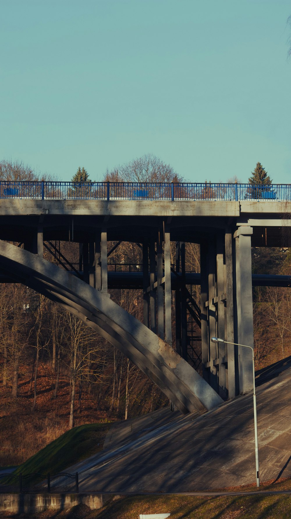 Eine Brücke über eine Straße, über die ein Zug fährt