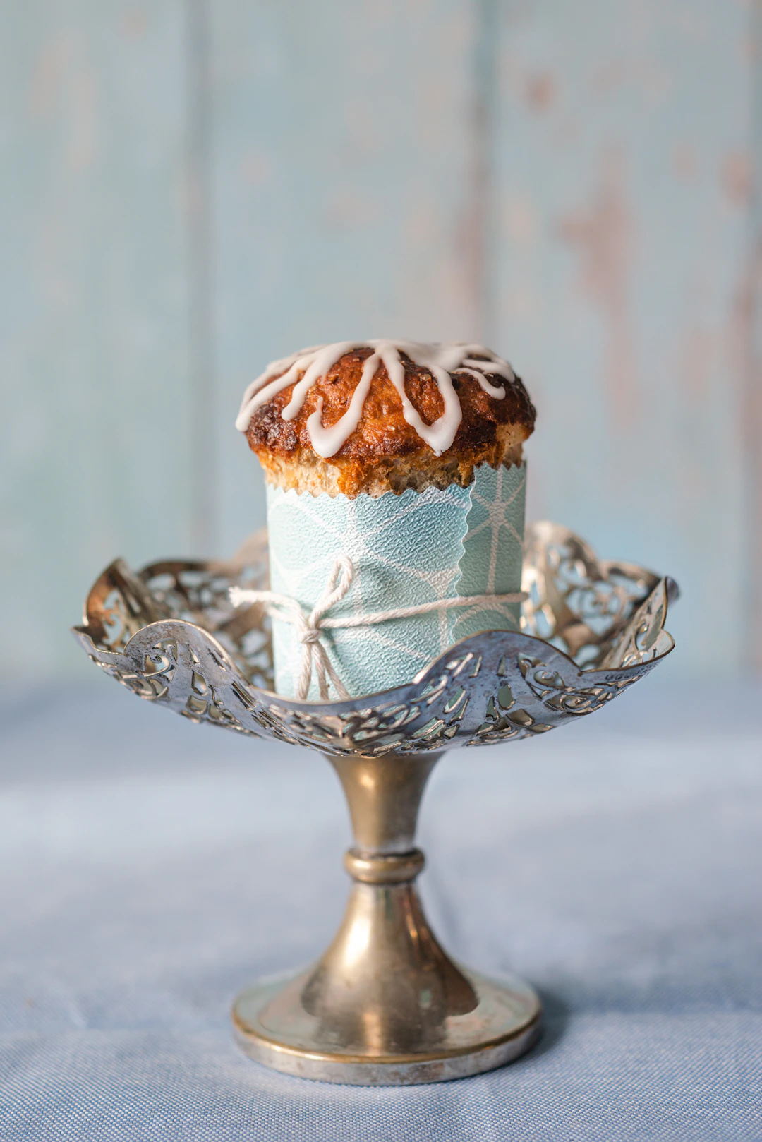 Single frosted cupcake on a stand, an example of the mini cupcake box option for a smaller sorry cake gesture