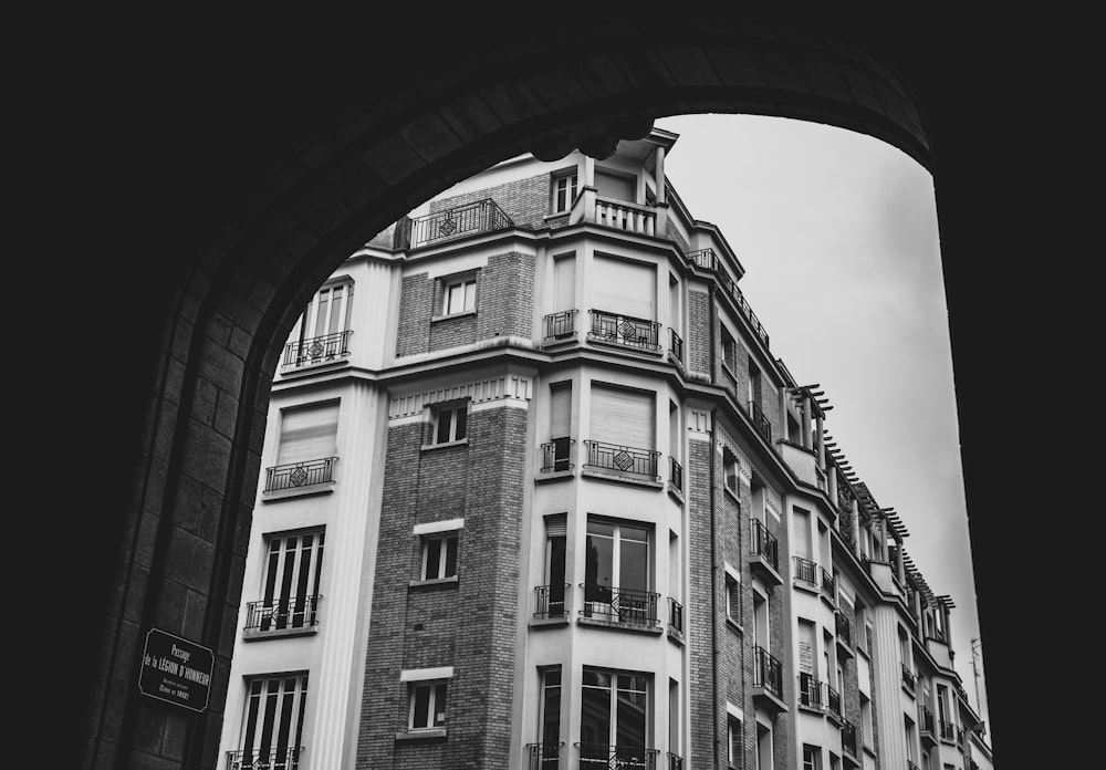 Una foto en blanco y negro de un edificio