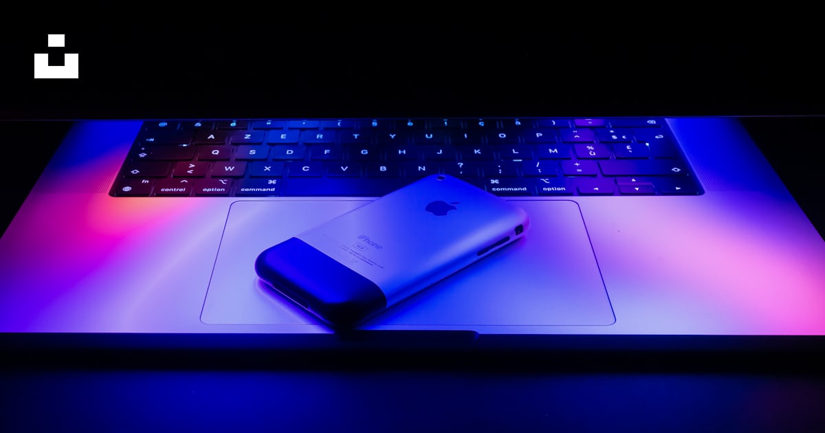 Foto Una computadora portátil con un teclado iluminado Imagen Vistoso