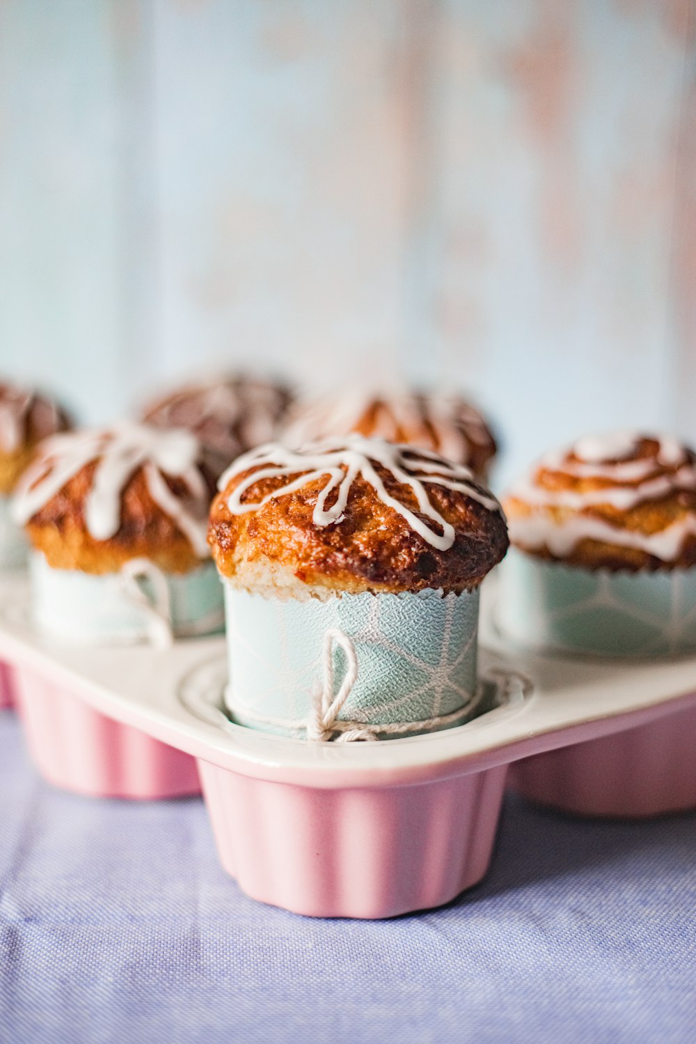 Un gruppo di cupcakes seduti sopra un piatto