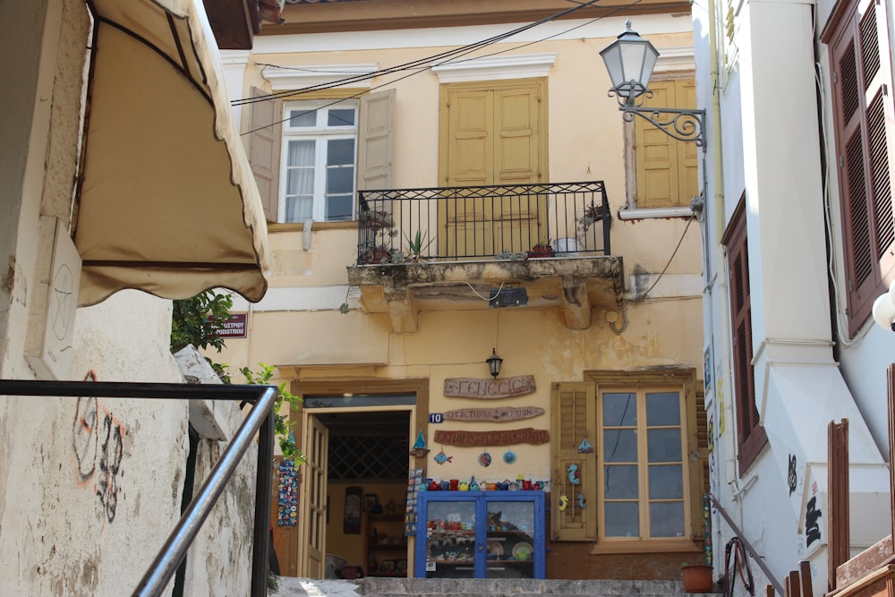 a narrow alleyway with a building with a balcony and balconies