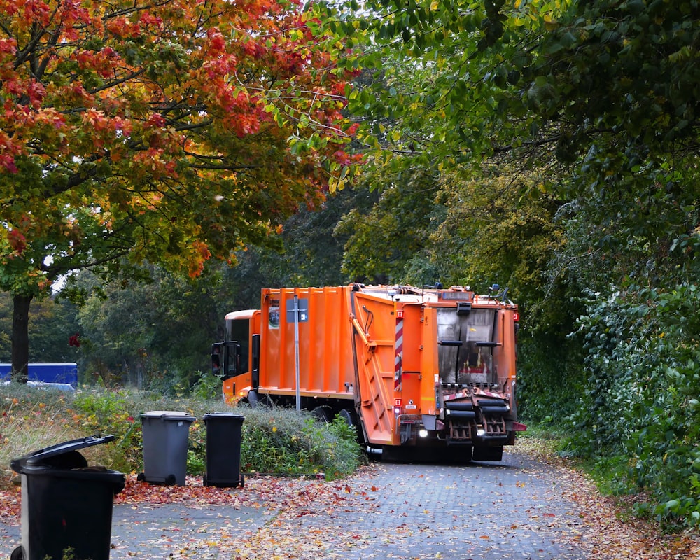 un camion à ordures est stationné sur le bord de la route