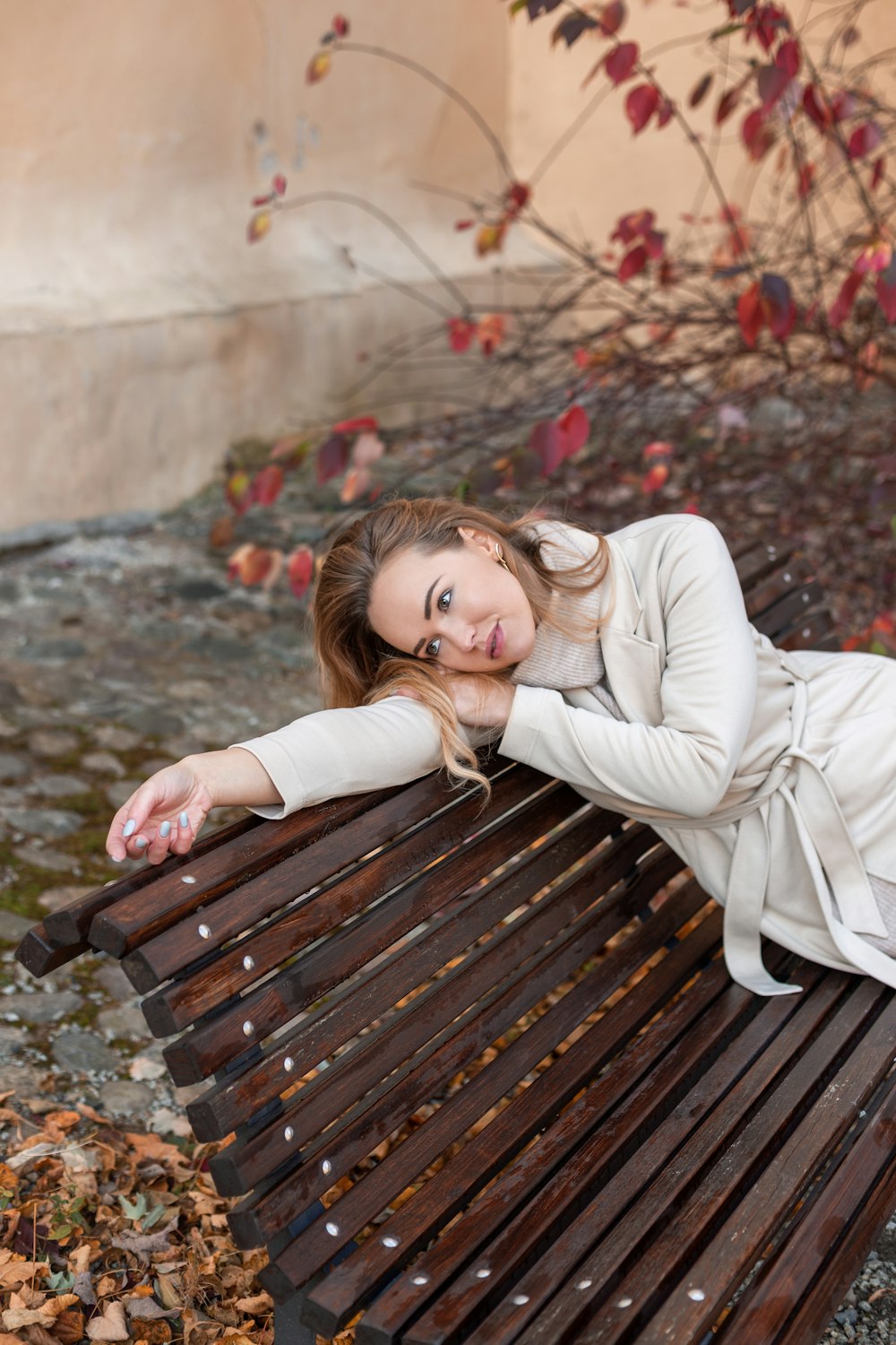 Eine Frau sitzt auf einer Holzbank