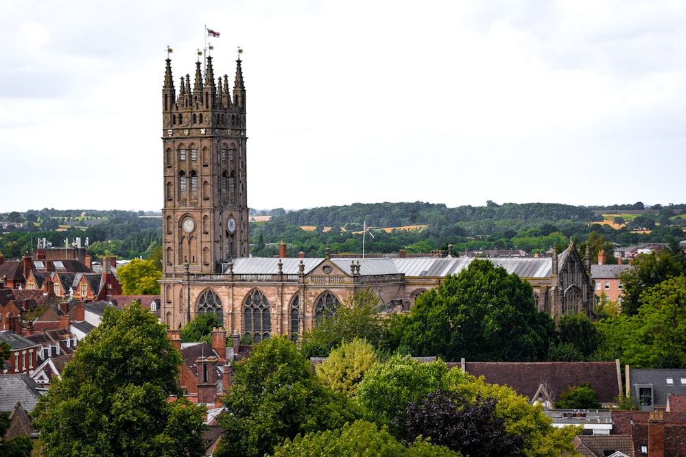 une haute tour de l’horloge dominant une ville