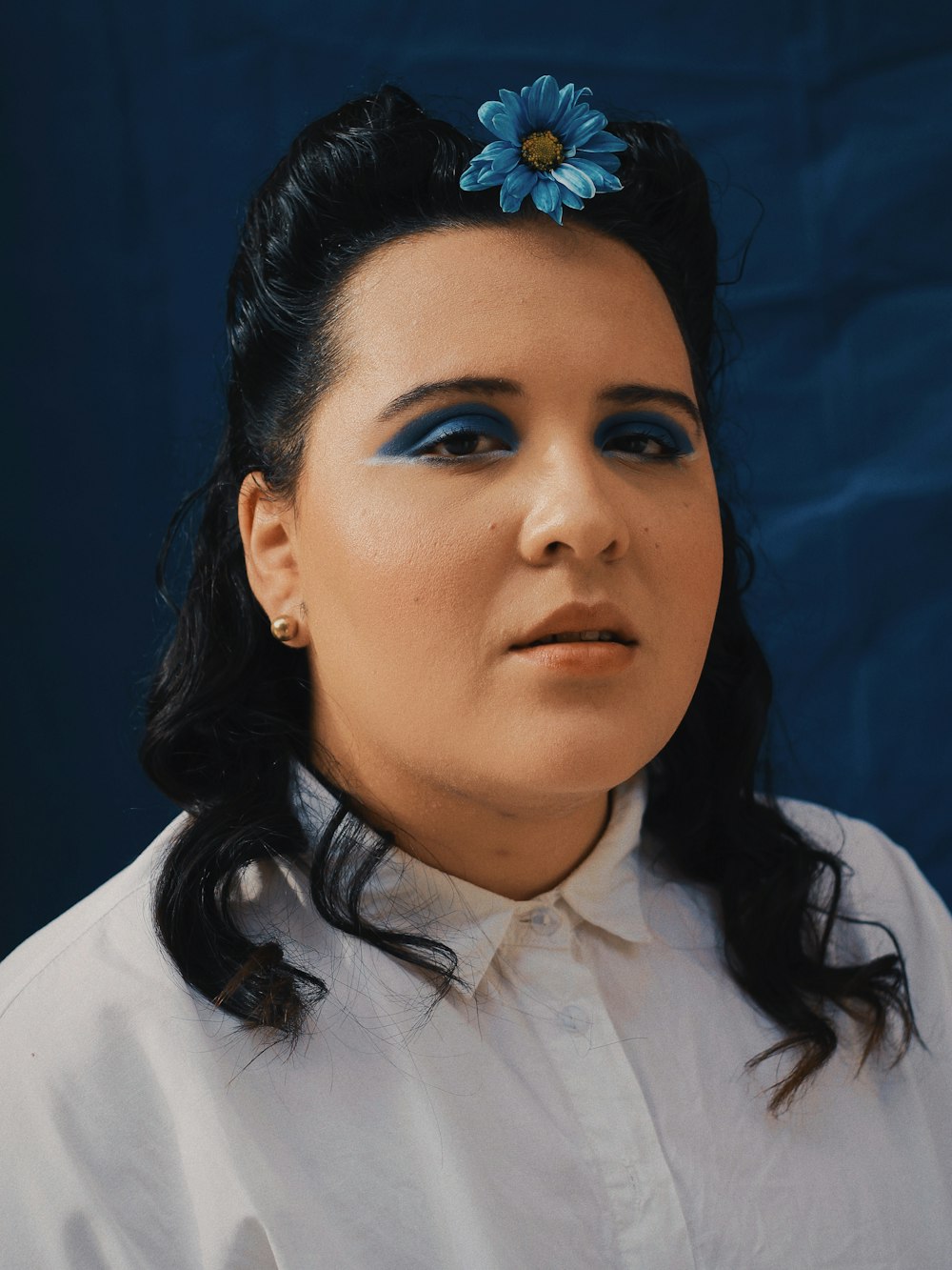 a woman with a flower in her hair