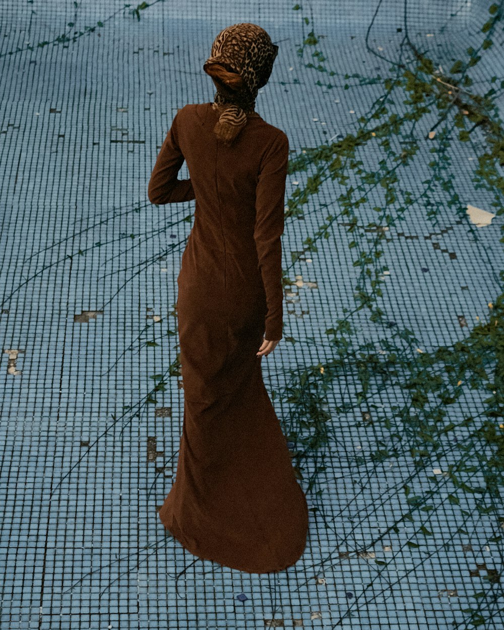 Une femme en robe marron marche